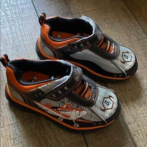 Toddler shoes Disney planes size 7.